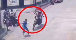 Momento en que niño sale volando al ser atropellado por un motorista ...